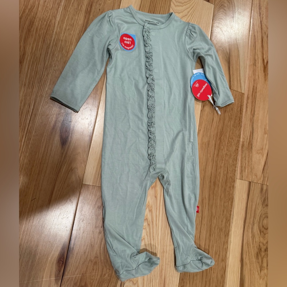 MagneticMe ruffle bamboo footie, 6-9 NWT